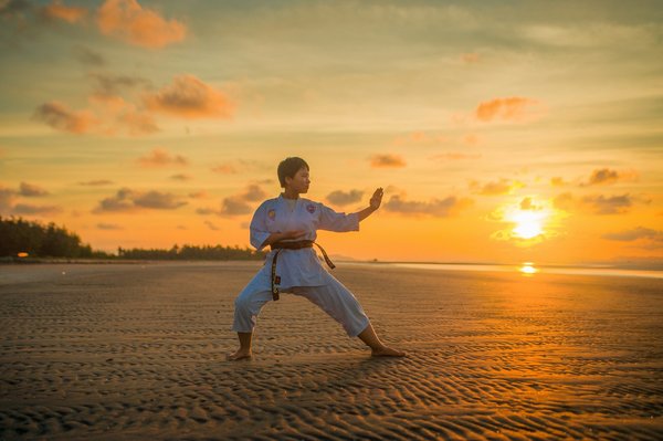 Quels exercices de flexibilité sont recommandés pour les pratiquants de Karate pour éviter les blessures?