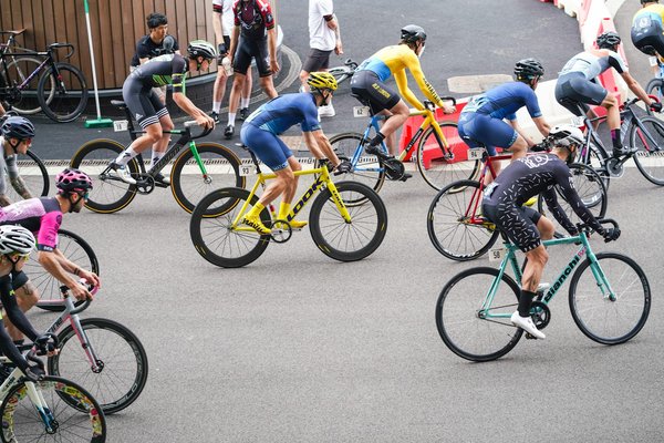 Quels sont les avantages d'intégrer des séances de spinning dans un programme cycliste?